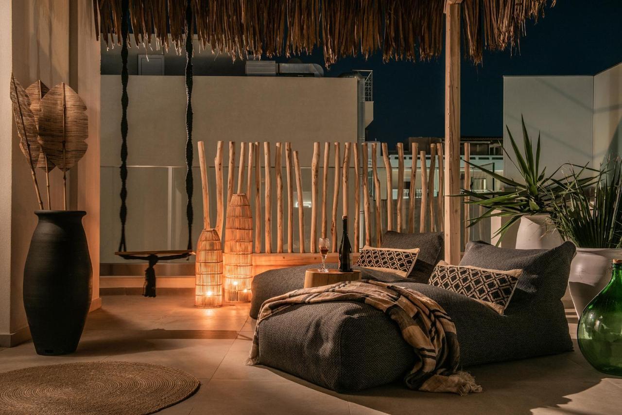 Khroma Luxury Suite 2 Beach Front Apartment 헐소니소스 외부 사진