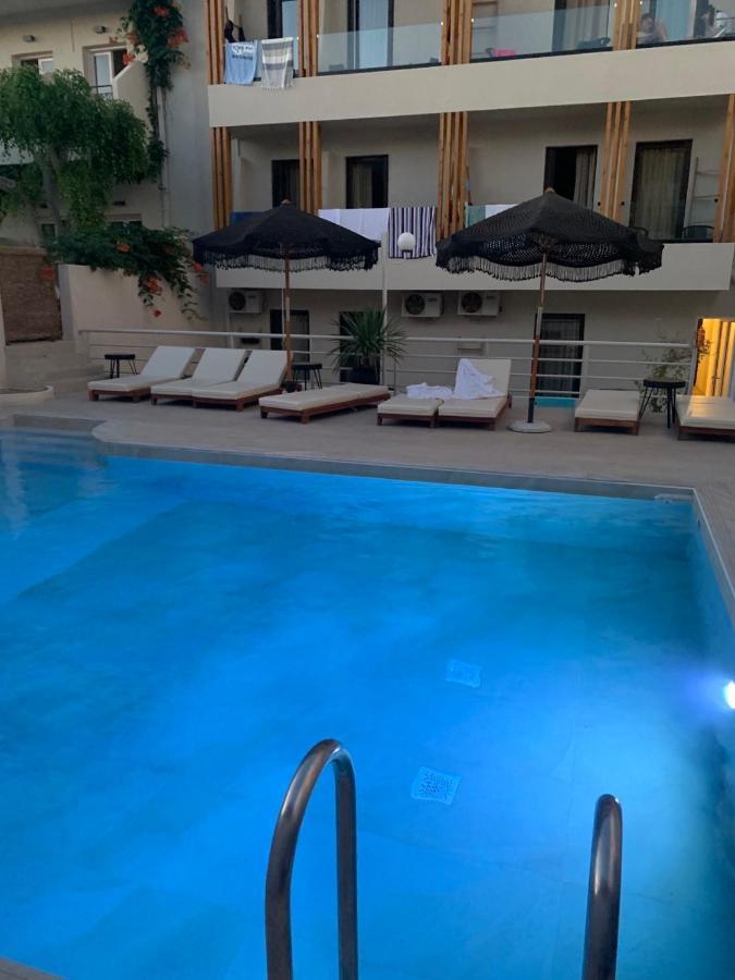 Khroma Luxury Suite 2 Beach Front Apartment 헐소니소스 외부 사진