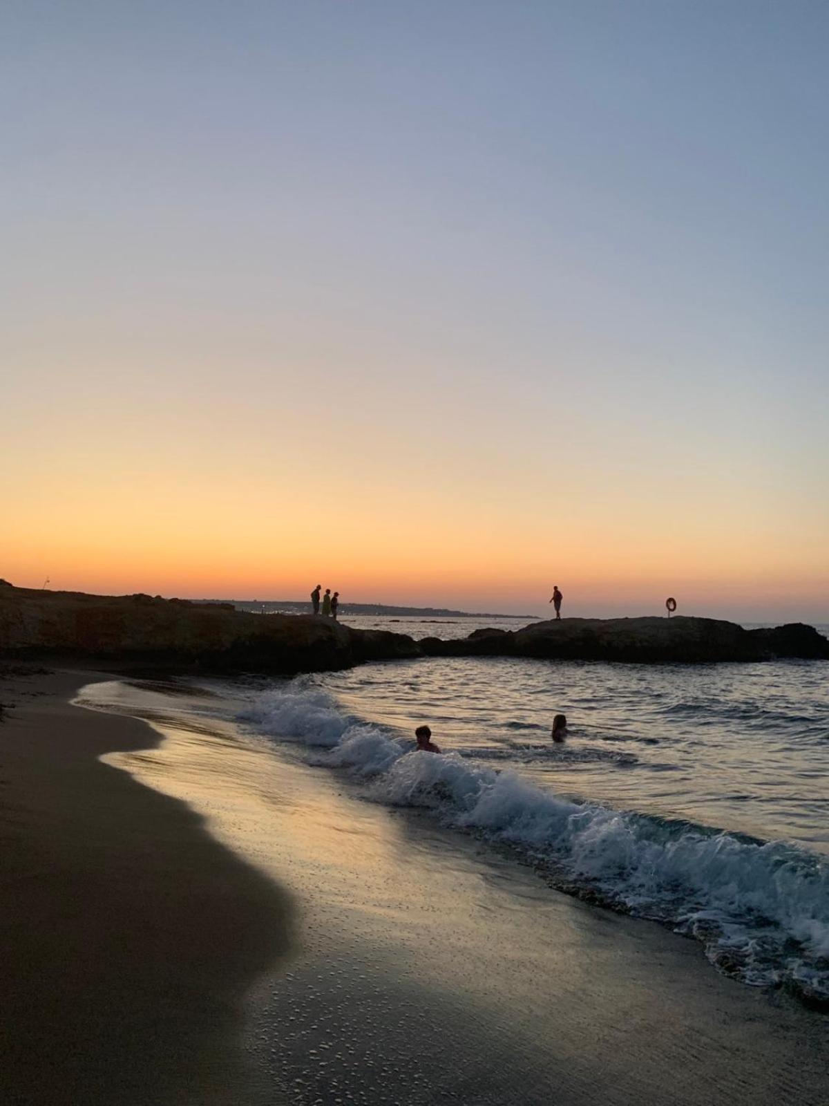 Khroma Luxury Suite 2 Beach Front Apartment 헐소니소스 외부 사진