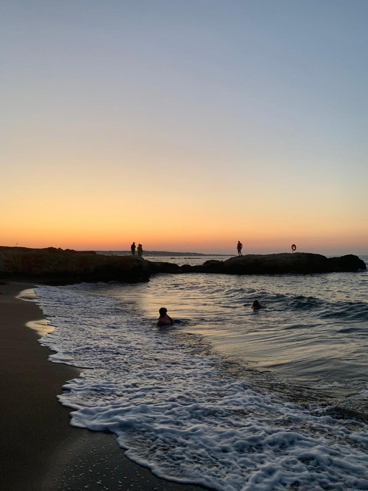 Khroma Luxury Suite 2 Beach Front Apartment 헐소니소스 외부 사진