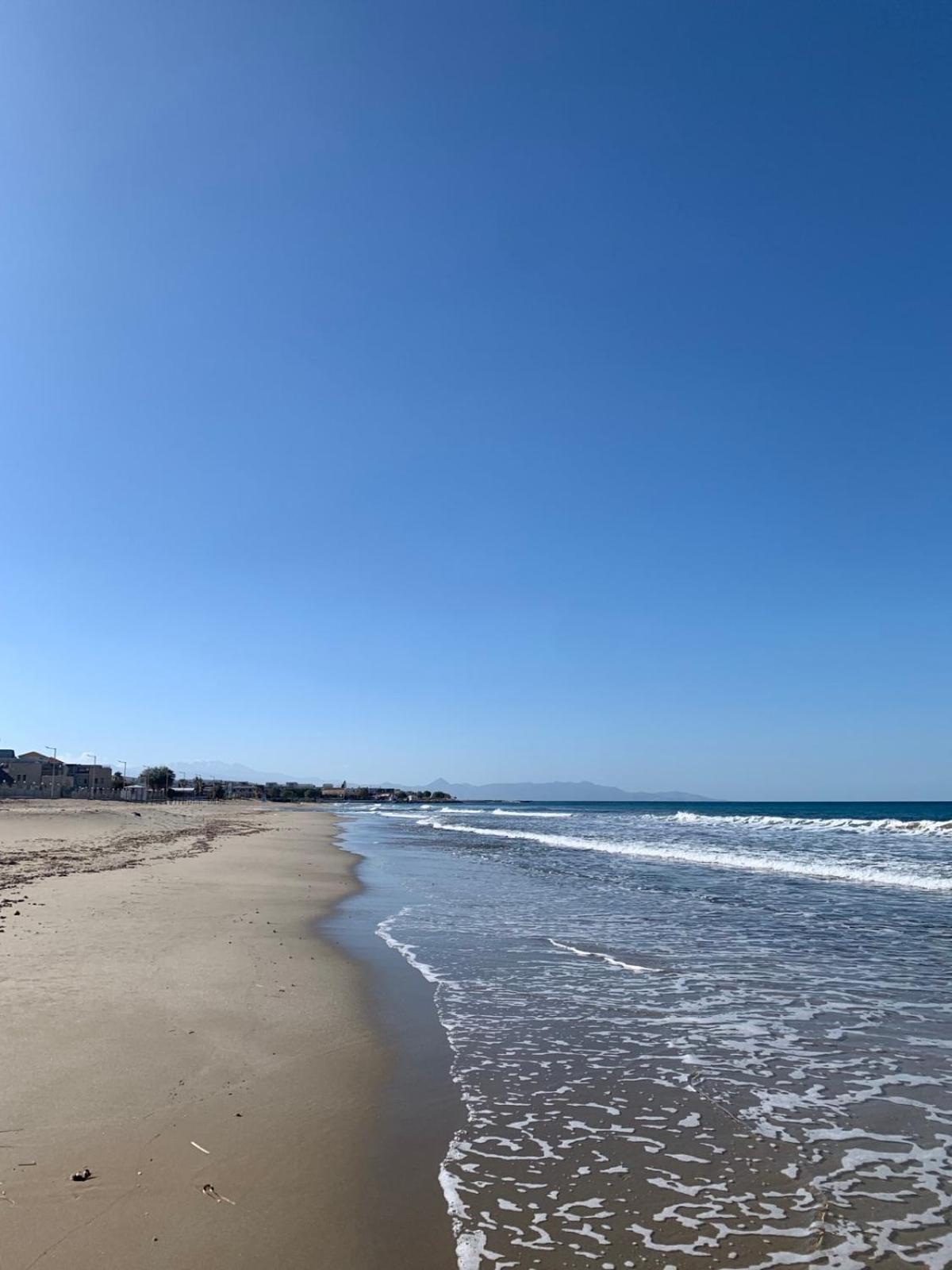 Khroma Luxury Suite 2 Beach Front Apartment 헐소니소스 외부 사진