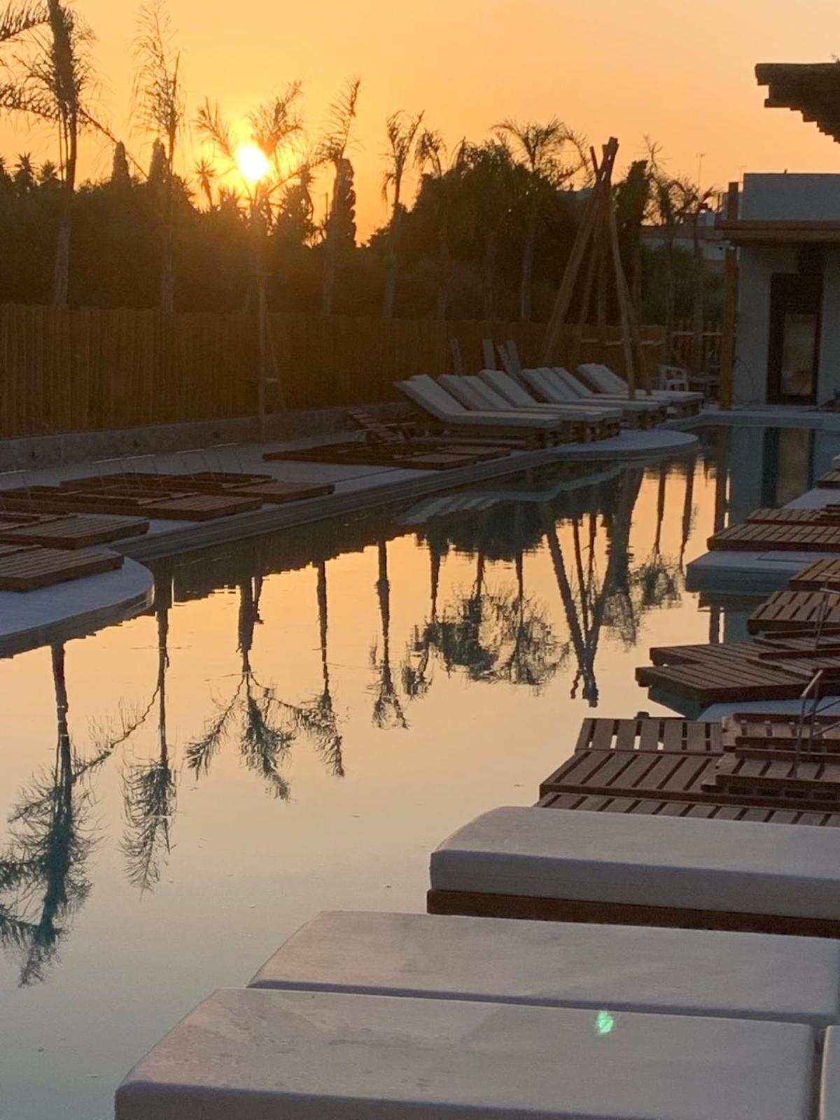 Khroma Luxury Suite 2 Beach Front Apartment 헐소니소스 외부 사진