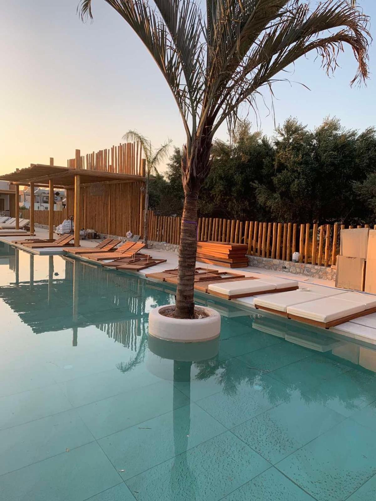 Khroma Luxury Suite 2 Beach Front Apartment 헐소니소스 외부 사진